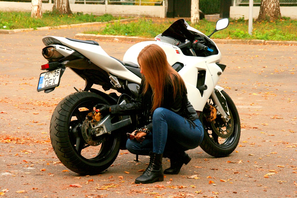 バイクと女性